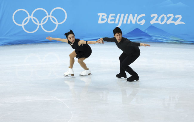北京冬奥会·花样滑冰|“葱桶”组合：人越多越兴奋