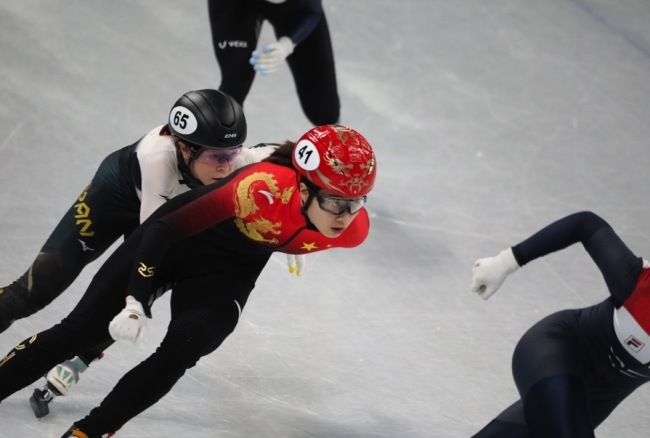 中国短道速滑队首秀！三位女将全部晋级
