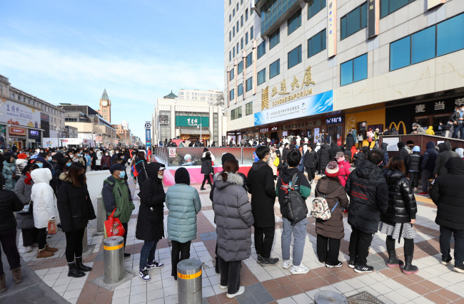 2022年2月6日,，北京冬奧會(huì)吉祥物“冰墩墩”受追捧,，市民排長(zhǎng)隊(duì)購買。