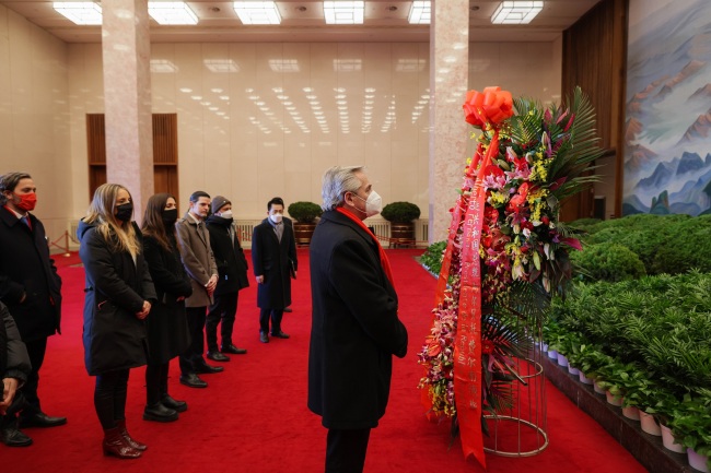 阿根廷总统参观瞻仰毛主席纪念堂并敬献花圈