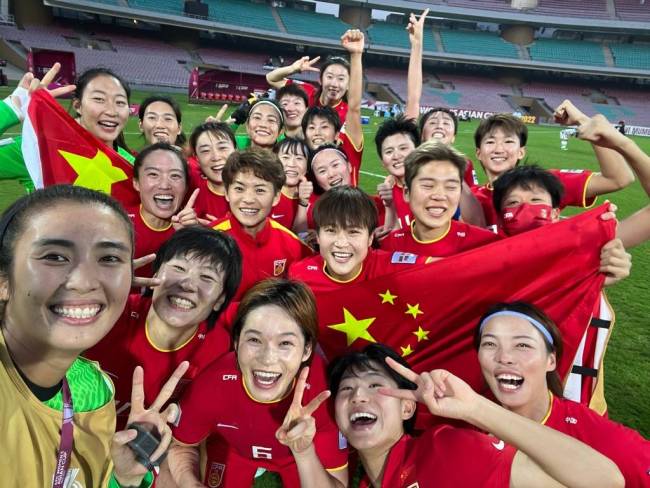 目标就是冠军！中国女足夺冠现场主教练被抛起