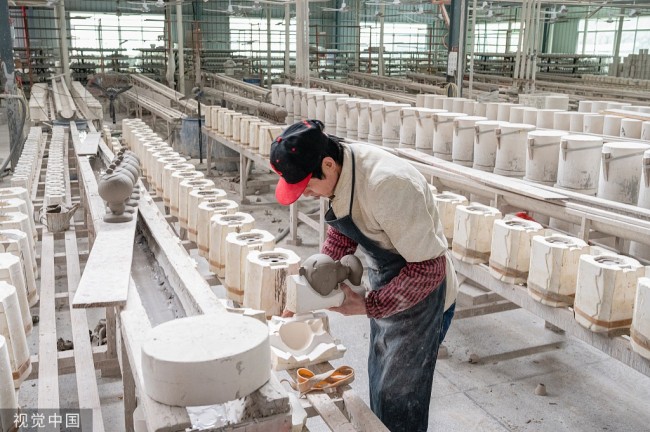 福建德化：陶瓷企业开足马力生产“冰墩墩”“雪容融”