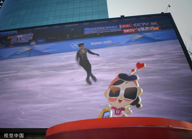 2022年2月10日，北京海淀区当代商城，市民驻足观看8K超高清冬奥直播。