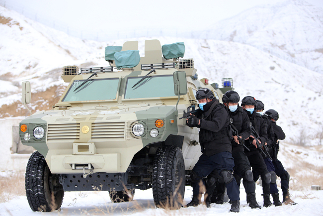 新疆伊犁：雪后特警开展搜索救援训练