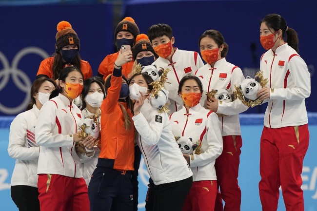 冰墩墩到手！五位中国姑娘登冬奥领奖台