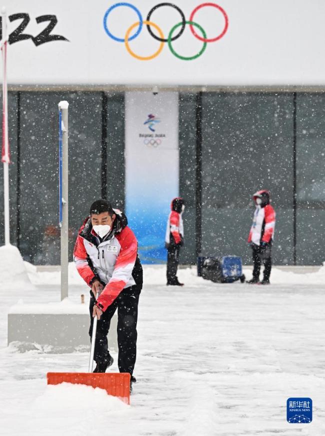 恪尽职守 服务冬奥！志愿者雪中坚守岗位