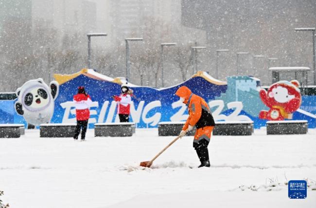 恪尽职守 服务冬奥！志愿者雪中坚守岗位