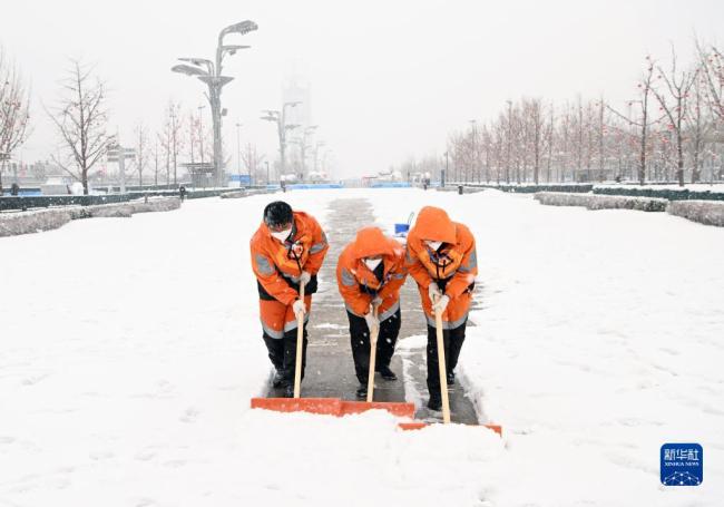 恪尽职守 服务冬奥！志愿者雪中坚守岗位