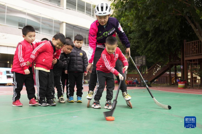 2月16日，在重庆市北碚区缙云幼儿园，孩子们在开学第一课上体验旱地冰球。