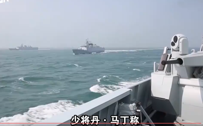 美航母一靠近南海中国军舰就来了 该航母搭载的F-35战机还坠入南海