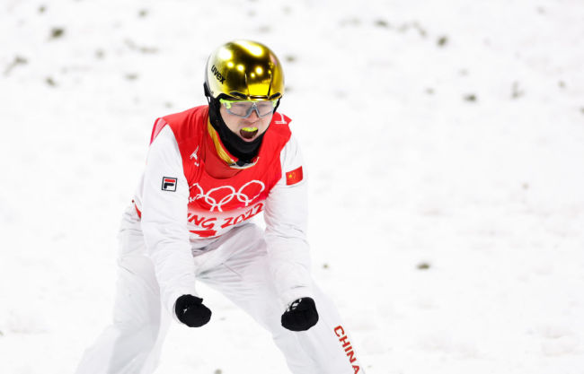 一跳定乾坤！齐广璞获自由式滑雪男子空中技巧金牌