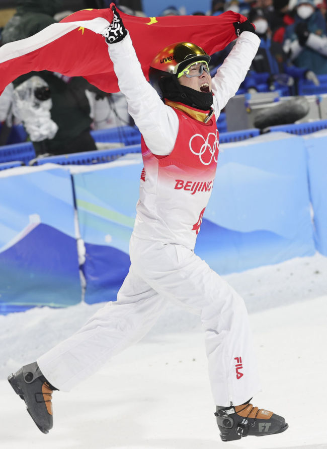 一跳定乾坤！齐广璞获自由式滑雪男子空中技巧金牌