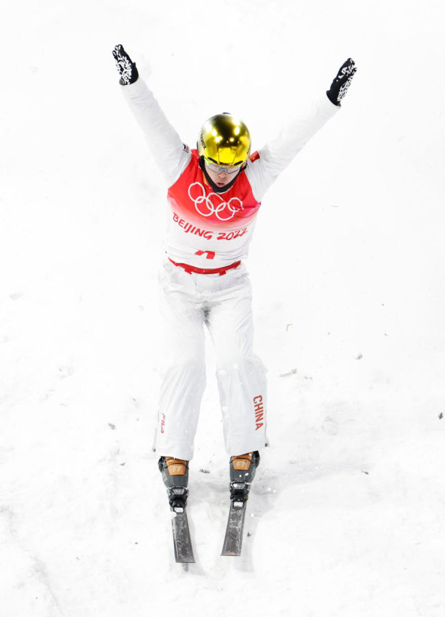 一跳定乾坤！齐广璞获自由式滑雪男子空中技巧金牌