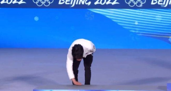高亭宇回应韩国选手擦领奖台：不是人多 想踹他两脚