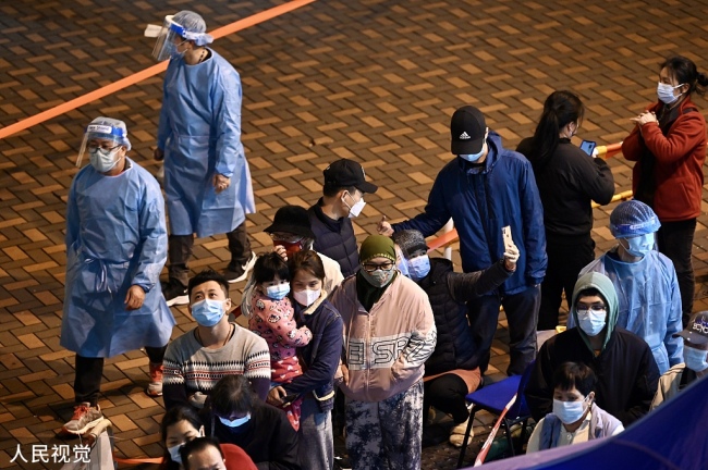 内地移动核酸检测车协助香港围封检测工作