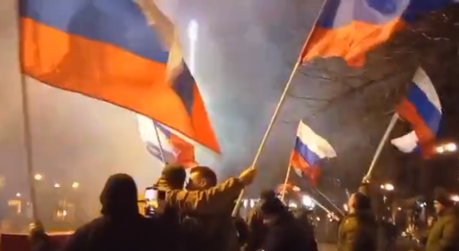 顿涅茨克民众街头挥舞俄罗斯国旗 庆祝被俄承认