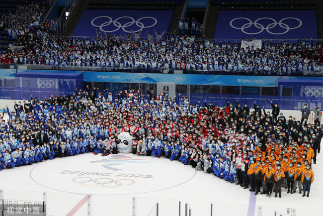2022年2月21日，北京，国家体育馆场馆冬奥工作人员及志愿者2000余人，隔着防疫隔板，拍摄珍贵的“全家福”。