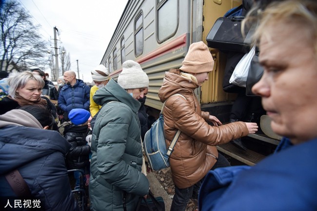 俄乌紧张局势 那些流落途中的难民……