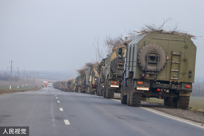 当地时间2022年2月23日，俄罗斯罗斯托夫，俄罗斯军车车队正在向乌克兰东部顿巴斯地区的边境移动。
