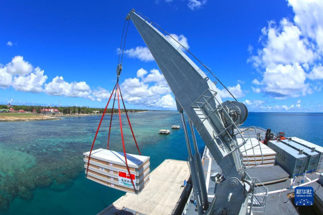赴汤加执行运送救灾物资任务的中国海军舰艇编队在努库阿洛法港卸载移动板房（2月19日摄）。新华社发（薛成清 摄）