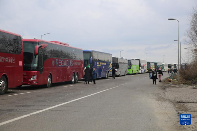 2月27日，在乌克兰克拉科韦茨，车辆排队等待前往波兰方向。