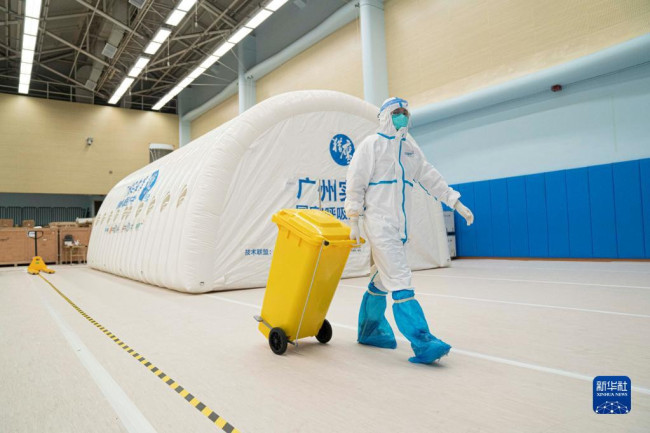 　2月27日，工作人员在“猎鹰号”硬气膜实验室工作。
