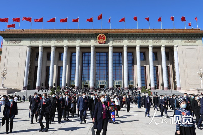 2022年3月5日，十三届全国人大五次会议在北京开幕，开幕会结束后参会人员走出会场。
