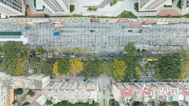 2022年3月6日，深圳宝安区万达广场，市民排长队进行核酸检测。