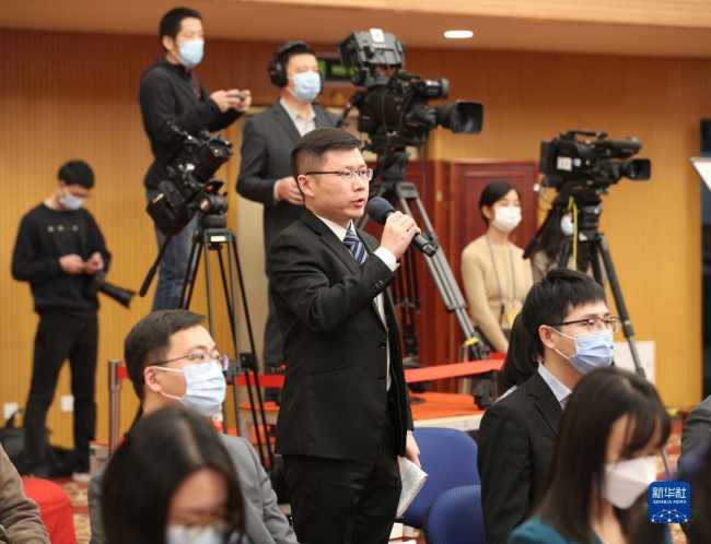 3月8日，第十三届全国人民代表大会第五次会议举行第二场“部长通道”采访活动。这是记者在分会场通过网络视频方式提问。新华社记者 殷刚 摄