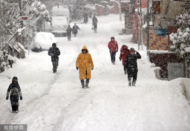 土耳其伊斯坦布尔降雪持续 民众踏雪出行