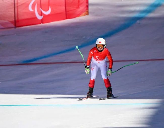 ▲3月5日，中国选手朱大庆在北京冬残奥会残奥高山滑雪项目女子滑降（视障）比赛中。新华社记者孙非摄