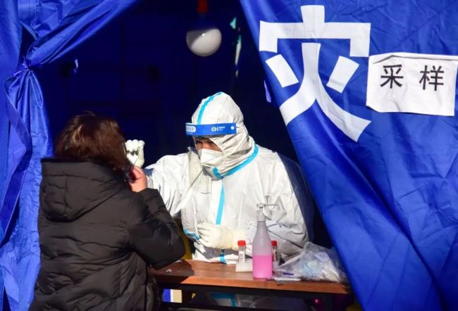 3月17日，市民在长春市一处核酸检测点接受核酸采样。新华社记者 周长庆 摄