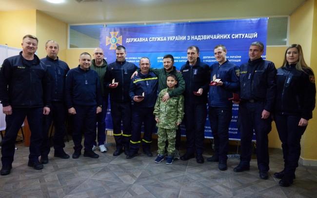 泽连斯基接见救援人员 向多人授予勋章