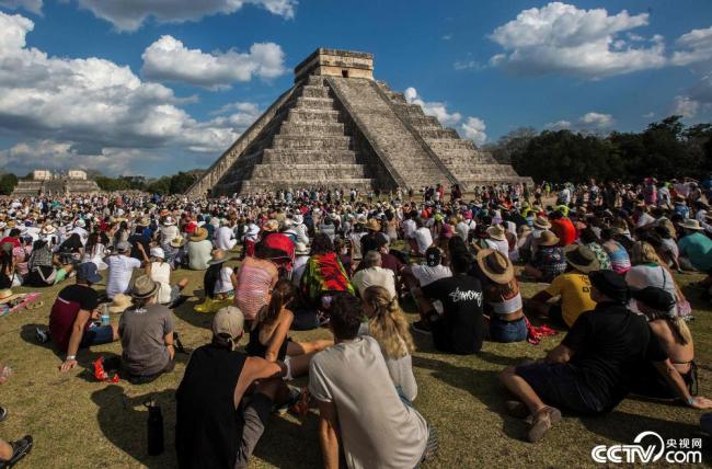 墨西哥民众围绕金字塔庆祝春分