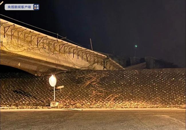 台湾花莲县一桥梁因地震坍塌