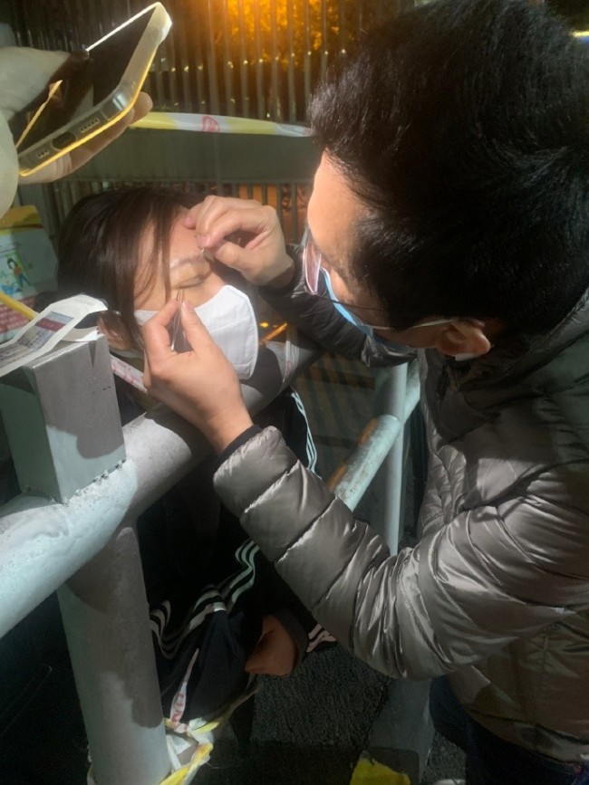 上海一女子割完双眼皮后小区被封 医生自带工具隔栅栏为其拆线