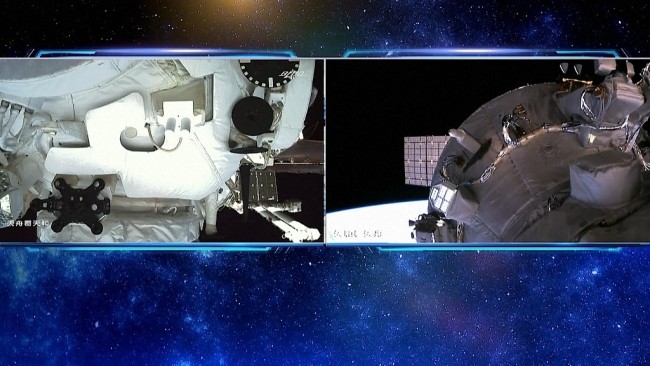 2022年3月27日，屏幕显示天和核心舱（左），天舟二号货运飞船（右）。（视频截图）