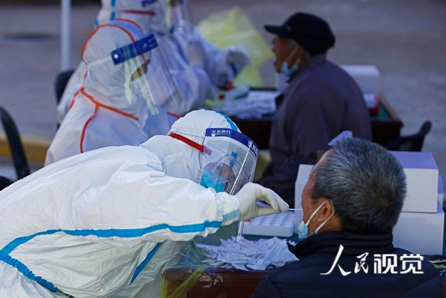 2022年4月4日，在上海浦东新区瑞和城三街社区，华中科技大学同济医院医护人员为居民进行核酸检测采样。中新社记者 殷立勤 摄