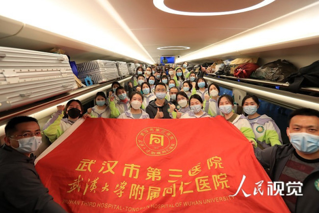 2022年4月3日，湖北驰援上海疫情防控的武汉市第三医院医护人员在车厢内合影。