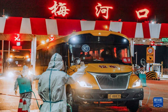 工作人员对返回梅河口市的校车进行消毒（4月3日摄）。