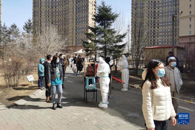 梅河口支援长春工作队队员在长春市经开区一小区内组织居民进行核酸检测（4月3日摄）。