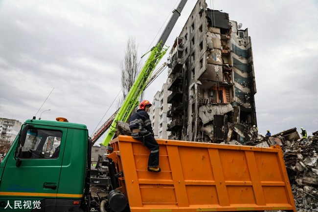 乌克兰基辅市政人员清理废墟