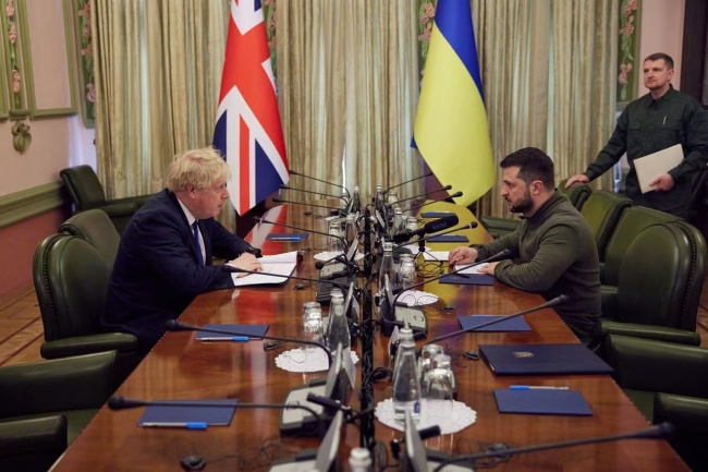 一对一会谈后，英首相与泽连斯基高调在基辅巡街