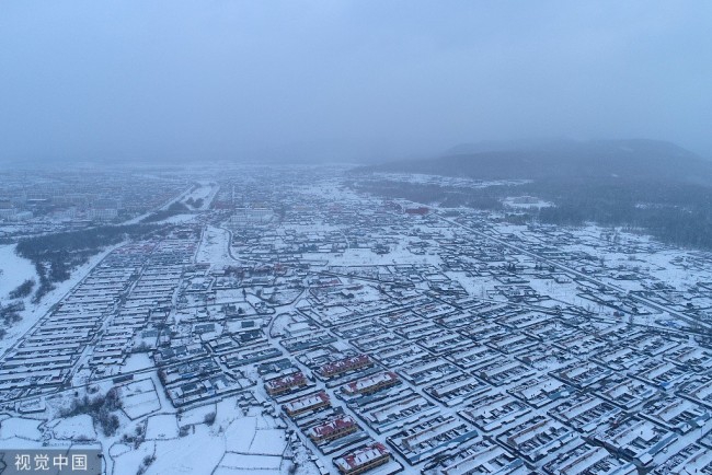 2022年4月10日，内蒙古大兴安岭莫尔道嘎林区迎来入春以来最大降雪。航拍山林林场山村、山里人家农家农舍雪景景观。