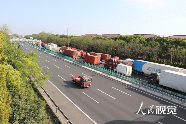 G42沪宁高速无锡段车辆通行受阻 大货车排起长龙