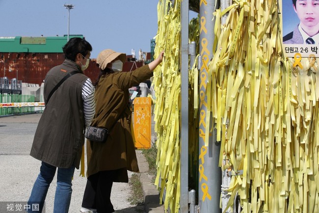 韩国世越号沉船8周年将至民众绑黄丝带寄哀思