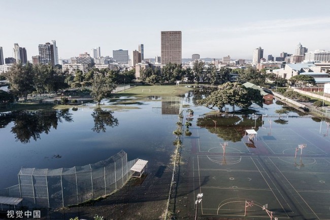 当地时间2022年4月15日，南非德班，暴雨过后当地被水淹没。截至南非当地时间4月15日零时，因强降雨天气导致的南非东部地区特大洪灾已经导致341人死亡，55人受伤。