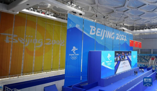 这是4月16日拍摄的“冰立方”中的2022年北京冬奥会与2008年北京奥运会的主题装饰。新华社记者 张晨霖 摄