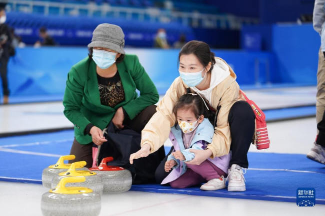 　4月16日，家长带着小朋友在“冰立方”体验冰壶运动。新华社记者 鞠焕宗 摄