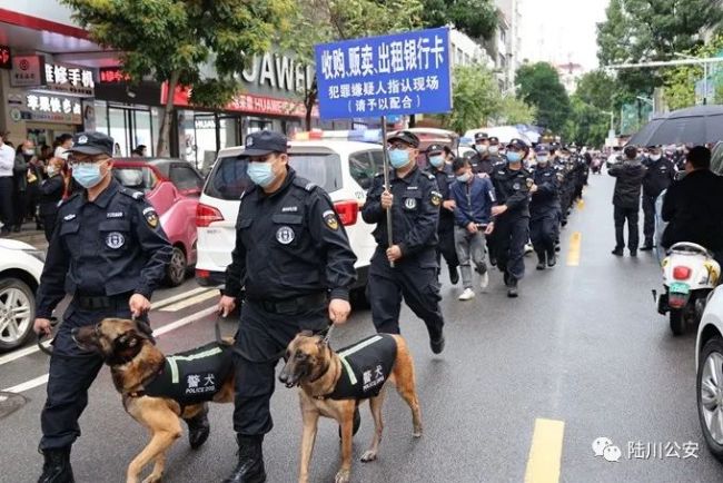 广西一批嫌犯被押解街头指认现场 警方现场宣传反诈知识